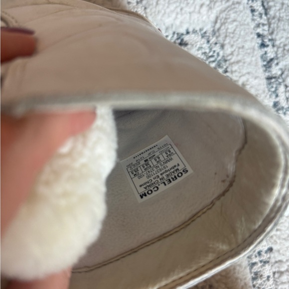 SOREL white winter boots with sherpa. Size 8.5 - Picture 3 of 4
